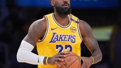 何詩蓓百米自由泳世錦賽摘得亞軍，短池賽事四強落幕